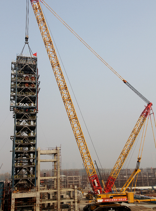 履帶吊在武漢建設80萬噸乙烯項目