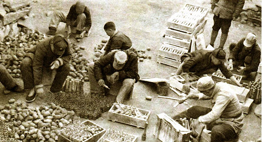 徐工集團(tuán)的前身華興鐵工廠誕生，后發(fā)展為徐州重型機(jī)械廠