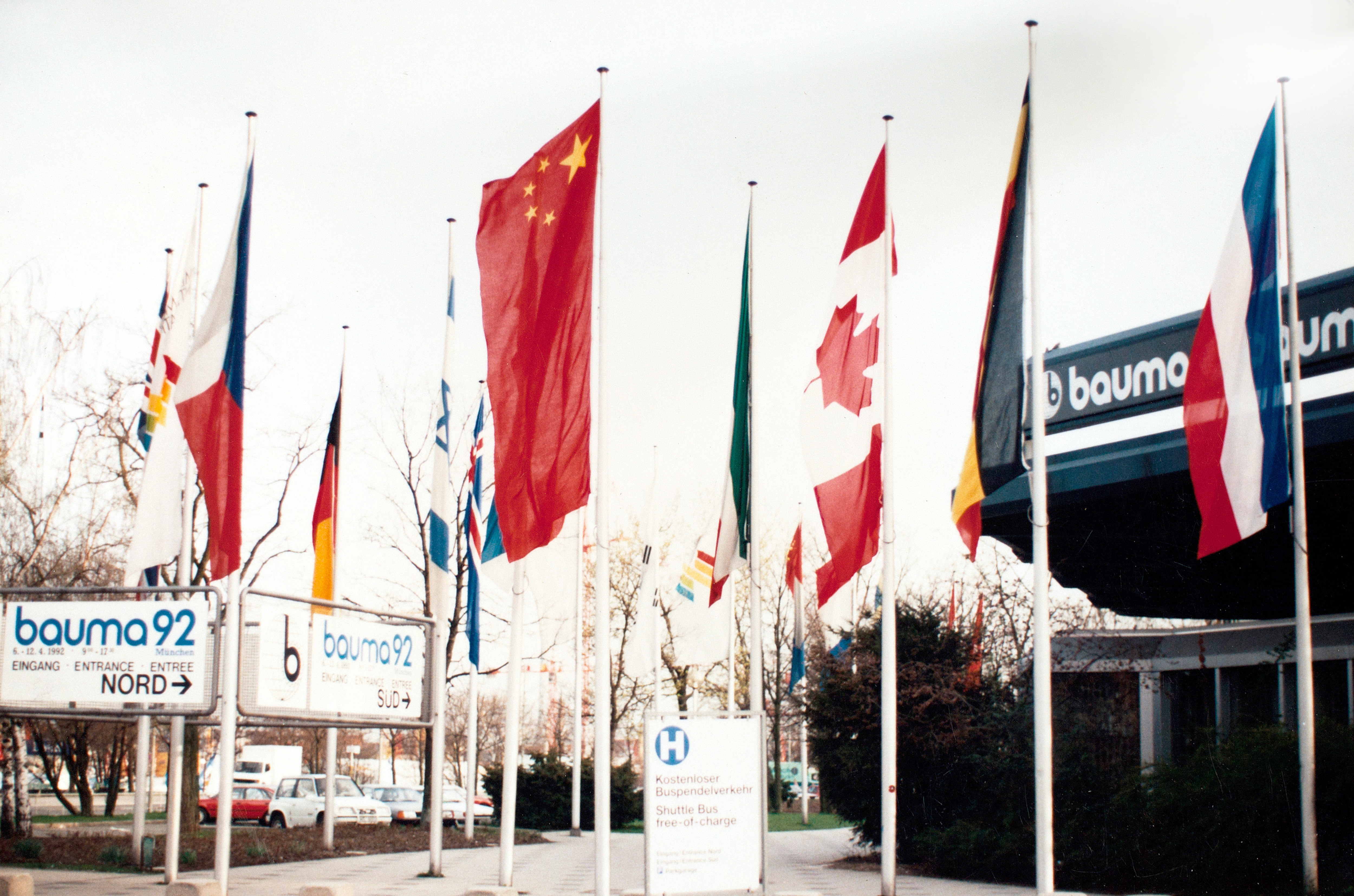 徐工成為行業(yè)首家取得自營出口權(quán)的企業(yè)，正式拉開國際化序幕；是年，徐工代表行業(yè)首次參加德國寶馬展