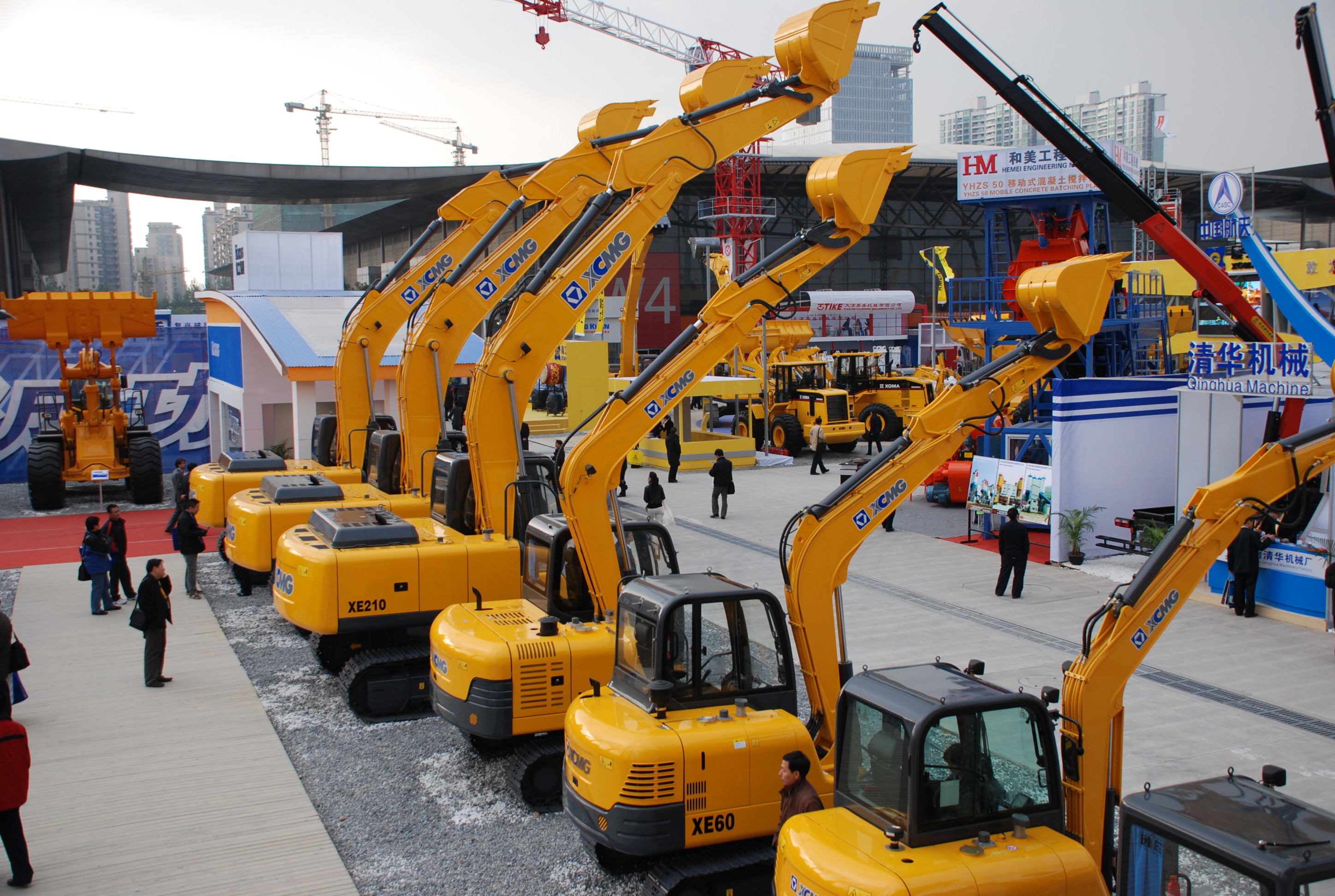 徐工與凱雷投資集團(tuán)發(fā)表聯(lián)合聲明終止合作，獨(dú)立進(jìn)行重組；是年，徐工與卡特彼勒終止合作，獨(dú)資成立徐州徐工挖掘機(jī)械有限公司