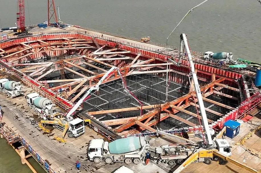 徐工泵車再筑“世界之最”張靖皋長(zhǎng)江大橋！