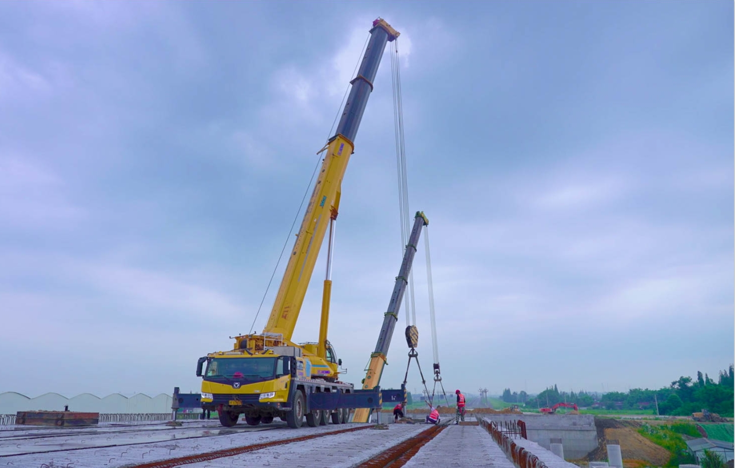 空中對(duì)飛接力！徐工三款百?lài)嵓?jí)聯(lián)袂抬吊！