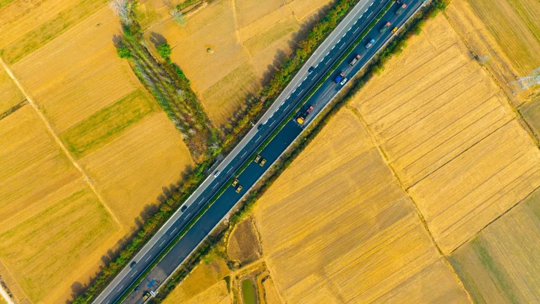 揚(yáng)民族自信！徐工成套瀝青路面裝備助力家鄉(xiāng)高速建設(shè)！