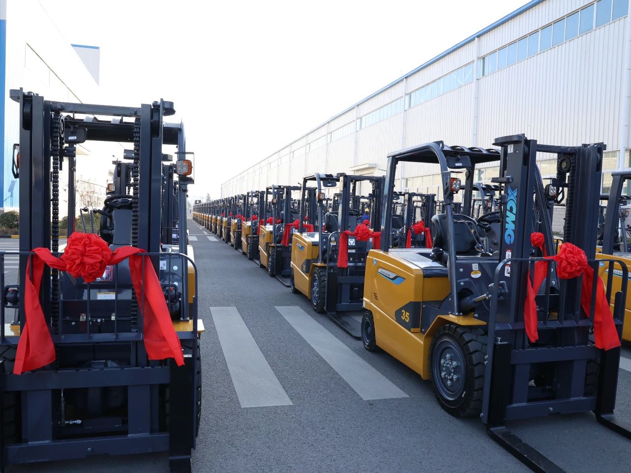 又是百余臺！徐工“鯤鵬”叉車批量交車