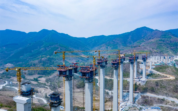 比肩青山接桂黔 | 徐工群塔助建雅長(zhǎng)特大橋