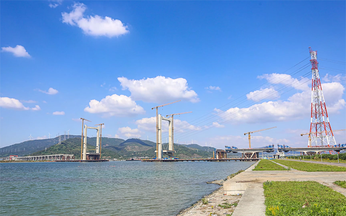 “牽手”群島！徐工塔機(jī)助力世界級(jí)跨海連島工程刷新“進(jìn)度條”