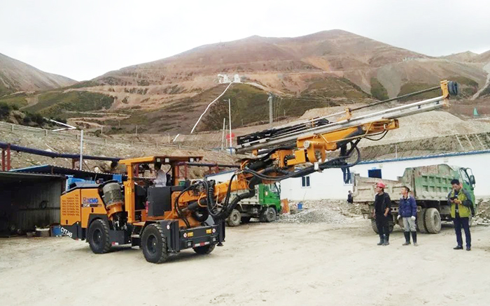 鐵礦開采，徐工礦用液壓掘進鉆車先入為主！