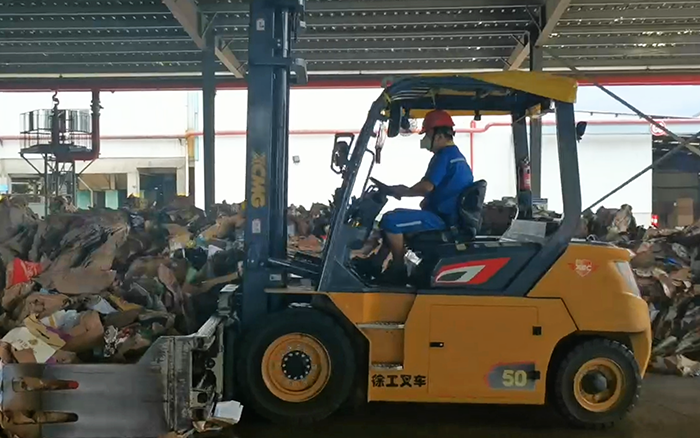 有實力！徐工孔雀電動叉車強勢入駐造紙行業(yè)