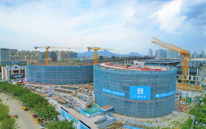 逐浪揚(yáng)帆，徐工塔機(jī)吊起蒼南大劇院“鋼鐵脊梁”