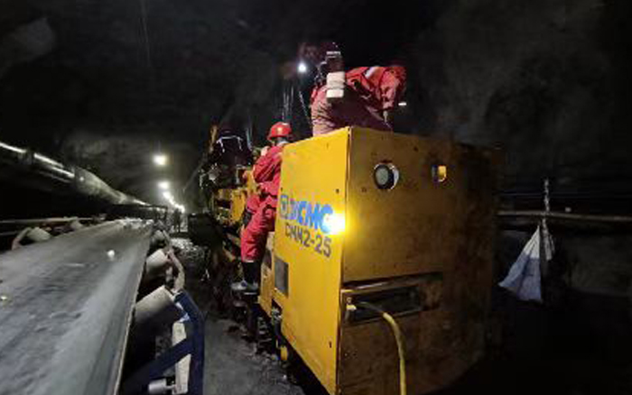 綜掘裝備上新！徐工CMM2-25煤礦用錨桿鉆車首發(fā)