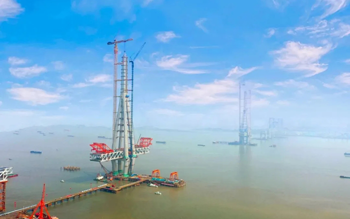 徐工建設(shè)！世界最高橋塔常泰長(zhǎng)江大橋主塔順利封頂！