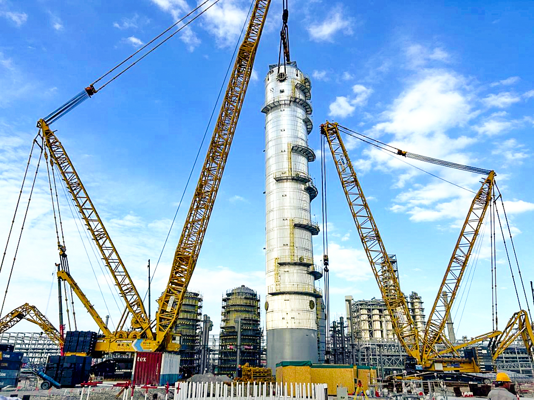 雙機(jī)聯(lián)動(dòng)！徐工履帶起重機(jī)助力全國(guó)丙烯腈行業(yè)“最大最重單體設(shè)備”成功就位