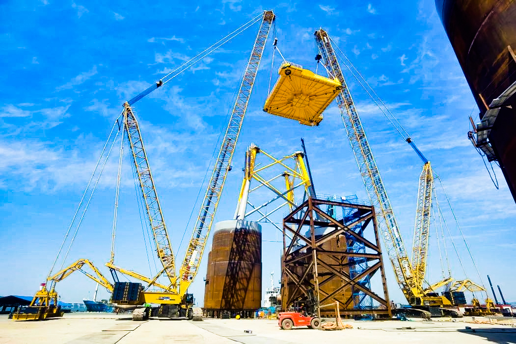 總重1972噸！徐工XGC12000助力大型導(dǎo)管架總組順利吊裝