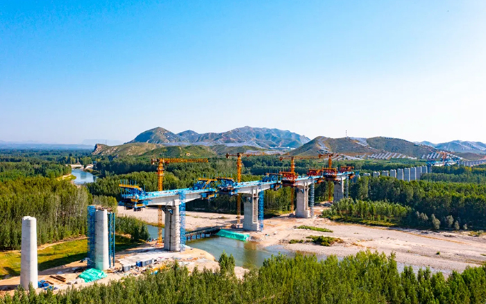 群塔筑雄忻！徐工助建山西首條時(shí)速350公里高鐵