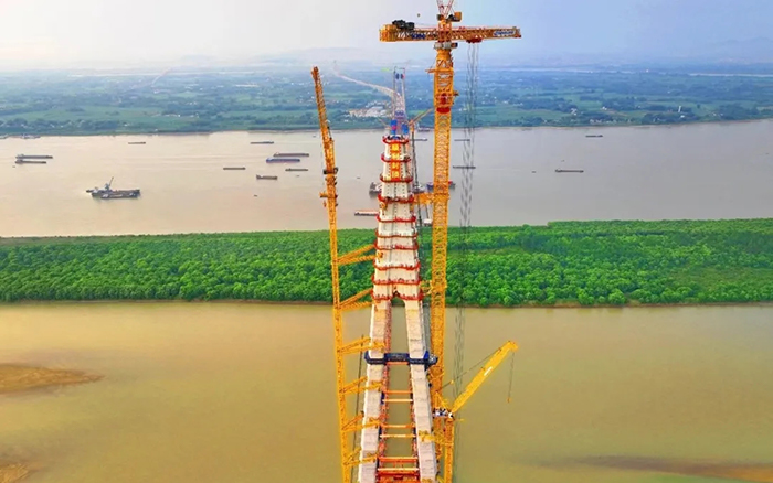 308米！徐工塔機(jī)助力世界最大跨度三塔斜拉橋喜封金頂