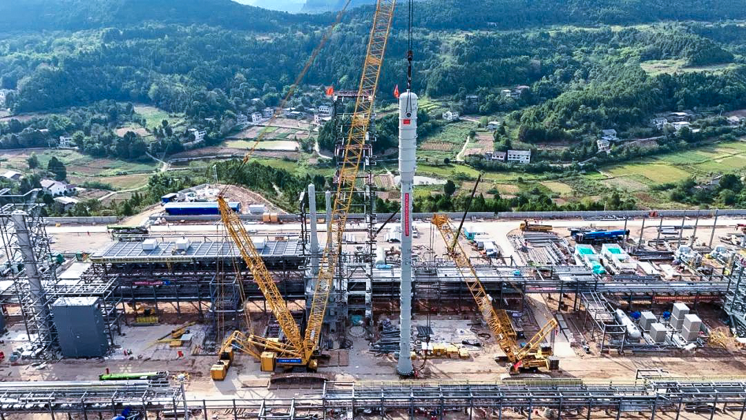 一次性成功！徐工履帶兄弟助力大型油氣田最長(zhǎng)整體塔類(lèi)吊裝