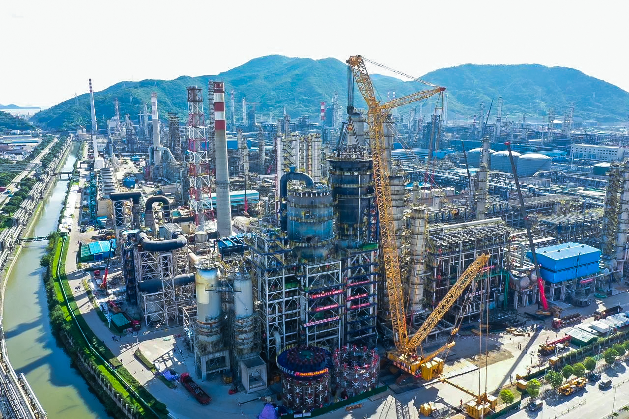 吊重達(dá)648.6噸！XLC30000助力石化設(shè)備大檢修