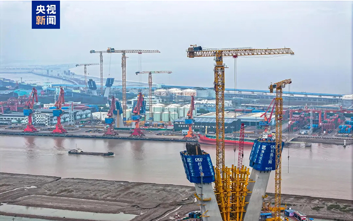 央視聚焦！徐工超大塔助建世界級(jí)橋梁工程！