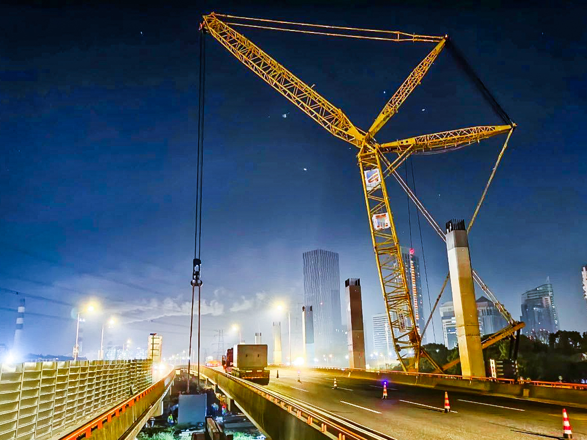 僅用4小時(shí)！XGC650跨高速助力沿江通道鋼蓋梁成功吊裝