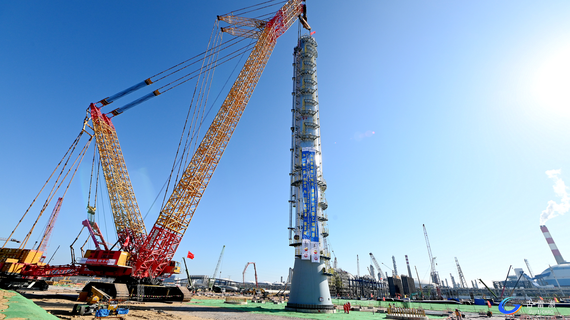 吊重1150噸！XGC88000助力大型石化項(xiàng)目首臺(tái)千噸級(jí)設(shè)備精準(zhǔn)就位