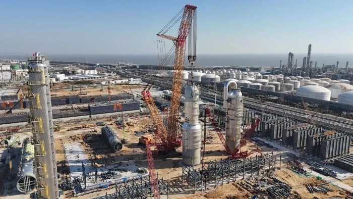 三小時(shí)制勝！徐工XGC88000助力2000噸石化設(shè)備成功就位