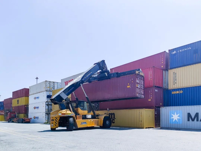 性能優(yōu)越！徐工正面吊助力海鐵聯(lián)運發(fā)展