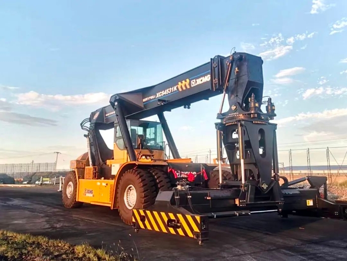 以質(zhì)提速！徐工傾斜吊具正面吊分鐘級響應(yīng)保障運輸安全暢通