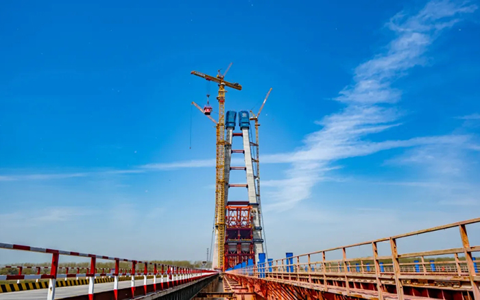 全球最大塔機(jī)亮相央視！徐工助力馬鞍山長(zhǎng)江大橋主塔吊裝
