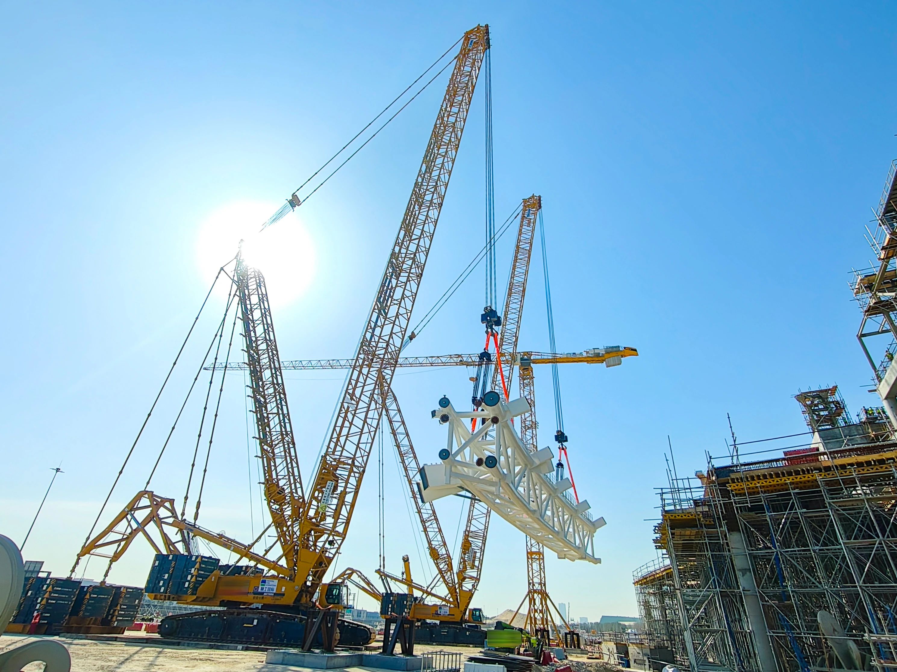 毫米級(jí)精度托舉世界杯夢(mèng)想——徐工履帶起重機(jī)奮戰(zhàn)沙特！