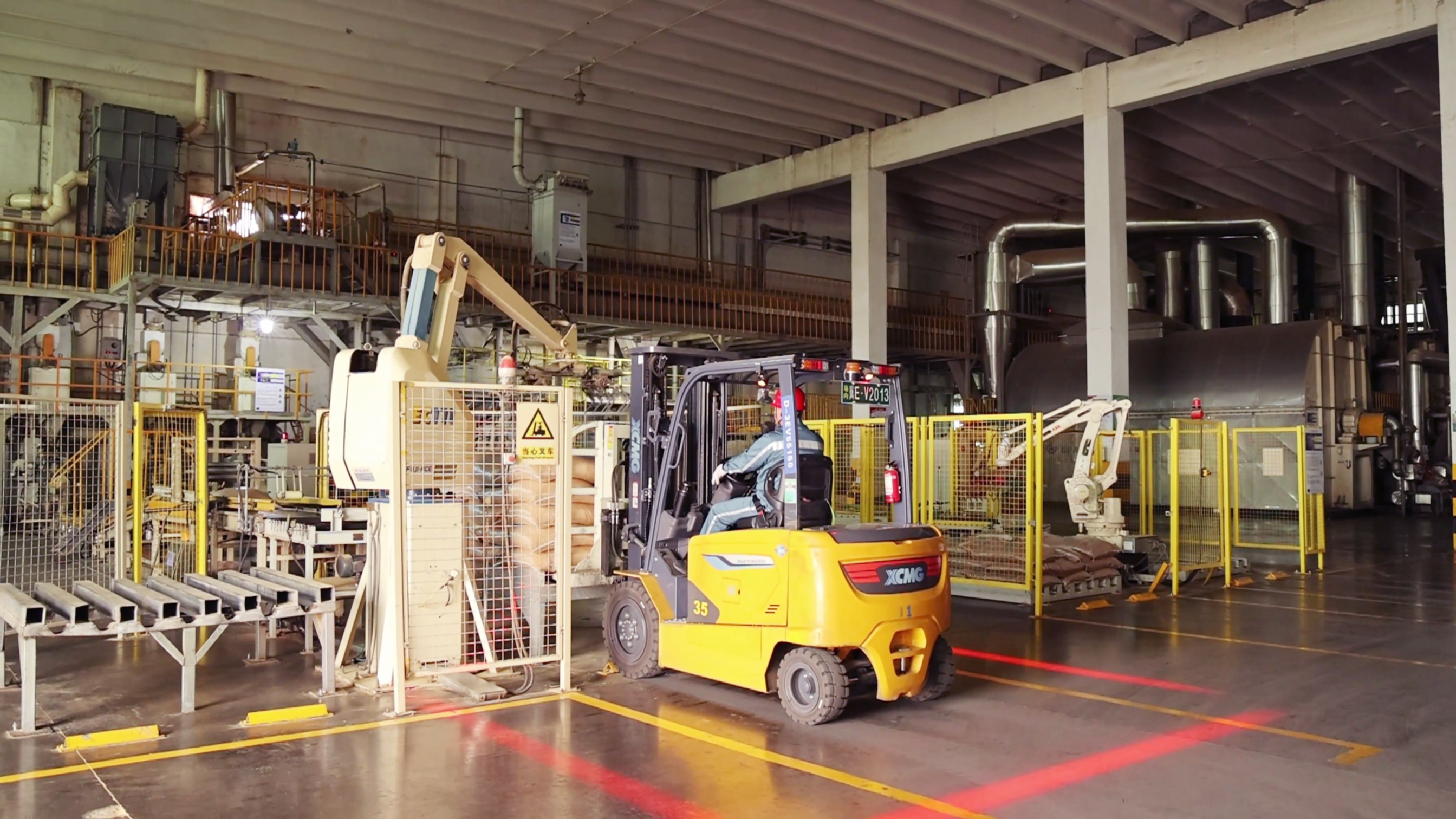 徐工鯤鵬系列新能源叉車，食品廠物料搬運新方案