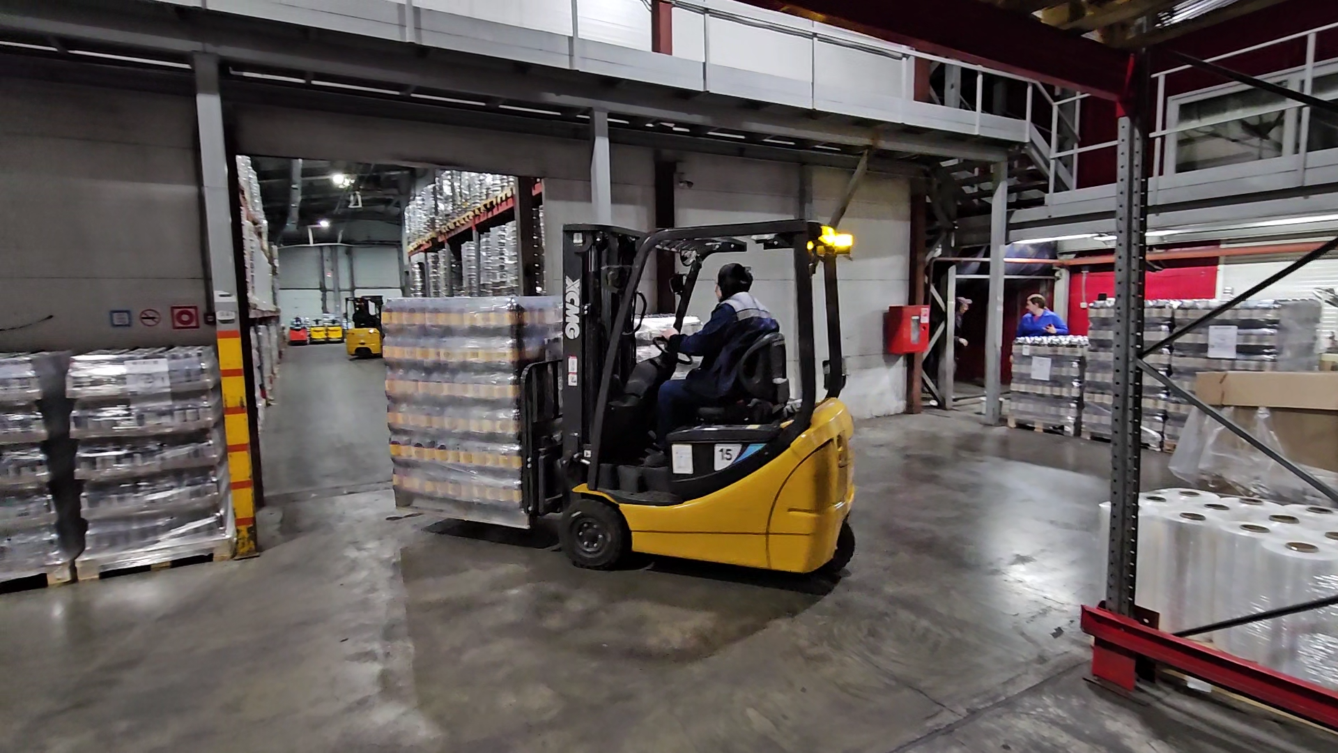 狹小空間搬運利器！徐工三支點平衡重叉車