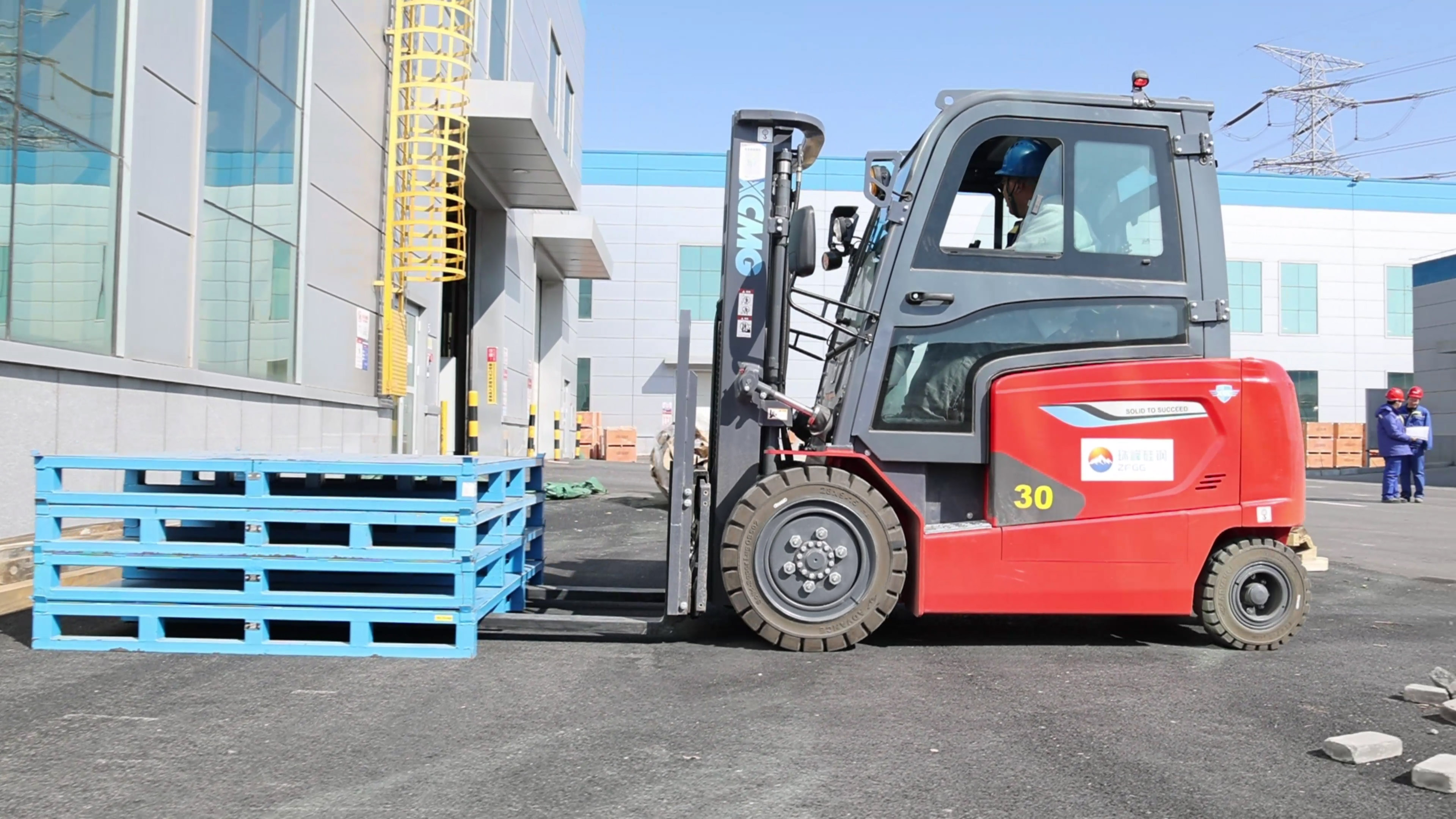 小巧精悍，徐工鯤鵬系列電動平衡重叉車制造業(yè)大展身手