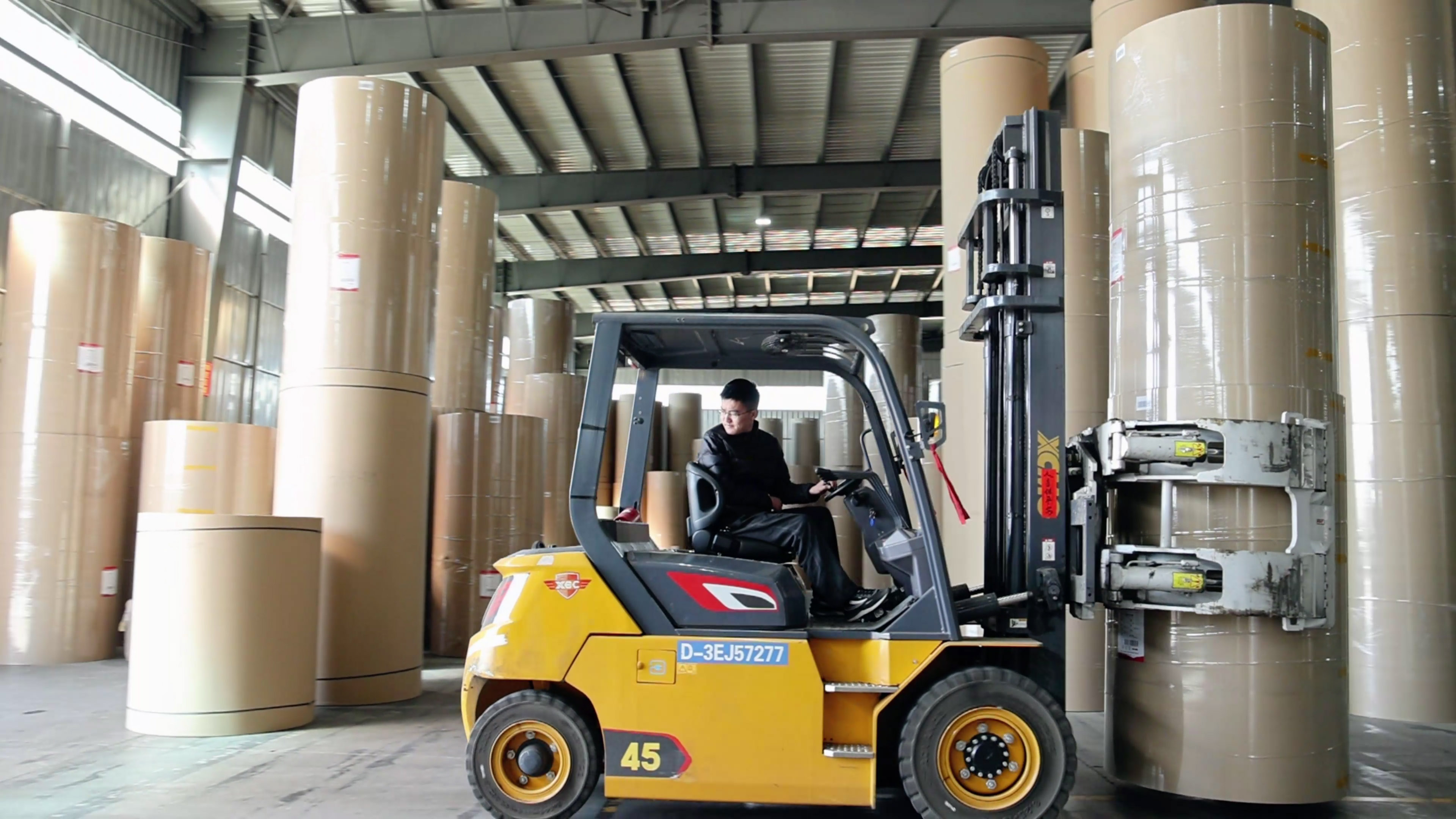 紙卷廠搬運利器，徐工孔雀系列高壓重載電動叉車