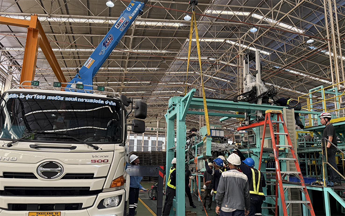 隨車吊界 “卷王” 現(xiàn)身東南亞廠房，一機(jī)頂十臺(tái)