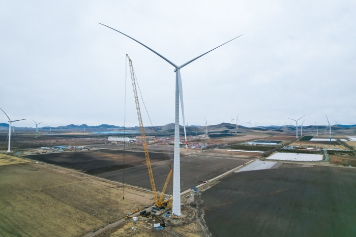 高空之巔，再鑄榮光！XLC18000M助力大型風(fēng)電場(chǎng)首臺(tái)185米風(fēng)機(jī)成功吊裝