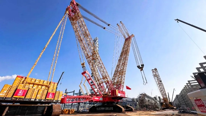 全球首臺(tái)問(wèn)世的4000噸履帶式起重機(jī)，再創(chuàng)國(guó)內(nèi)吊裝新紀(jì)錄！
