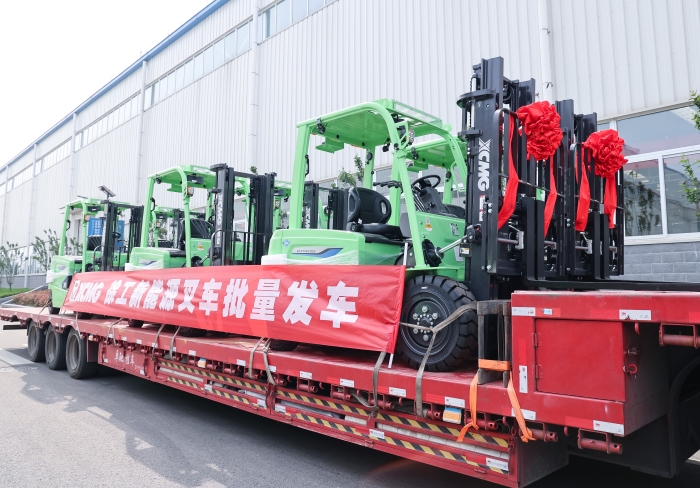 徐工鯤鵬系列電動平衡重叉車，再掀浦東貨運站高效物流新篇