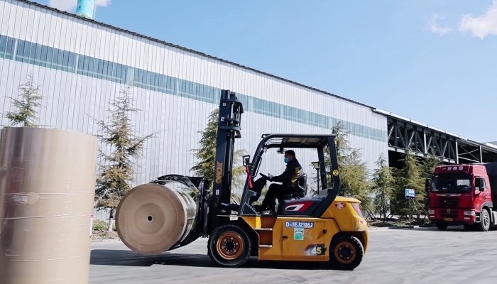 安全穩(wěn)如泰山，高效快人一步！徐工孔雀叉車造紙行業(yè)顯身手