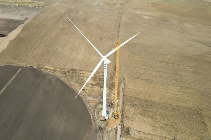 高空之巔，再鑄榮光！XLC18000M助力大型風(fēng)電場(chǎng)首臺(tái)185米風(fēng)機(jī)成功吊裝