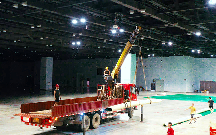 高效穩(wěn)護(hù)航，徐工隨車起重機(jī)賦能廣西會(huì)展中心體育場(chǎng)館塑膠鋪設(shè)