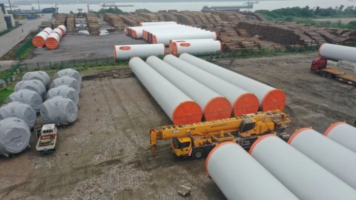 空間太??？在下徐工G2代可變支腿，百噸塔筒在港口“穩(wěn)運(yùn)”！