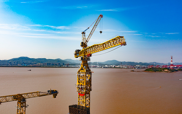 雙塔筑脊梁！徐工超大塔助建世界級(jí)大橋