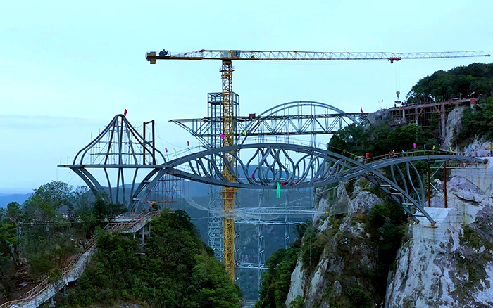 一覽眾山?。】葱旃にC(jī)「與山齊肩」