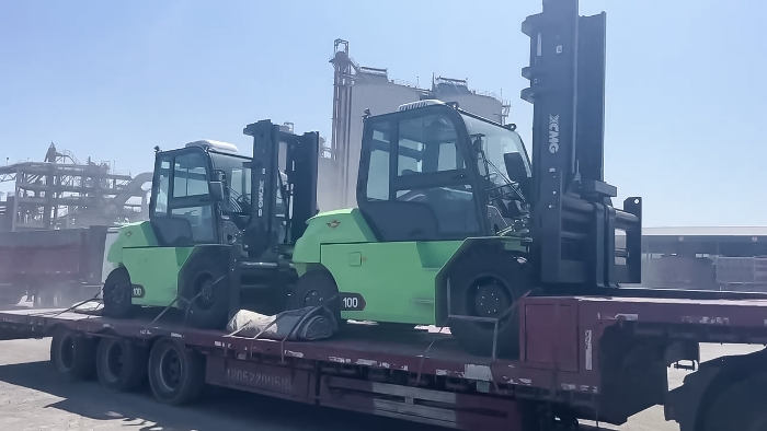 從室內(nèi)到室外，24小時不停歇！徐工孔雀叉車扎根新疆鋼材廠