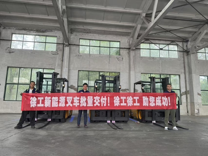 品質(zhì)與服務(wù)共拓市場新局！徐工孔雀叉車賦能冶金行業(yè)