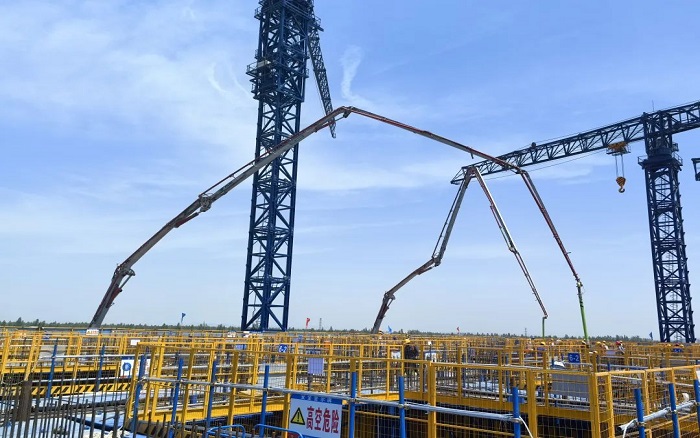 72米巨臂顯神威！徐工“鋼鐵俠”集結(jié)漢南長(zhǎng)江大橋
