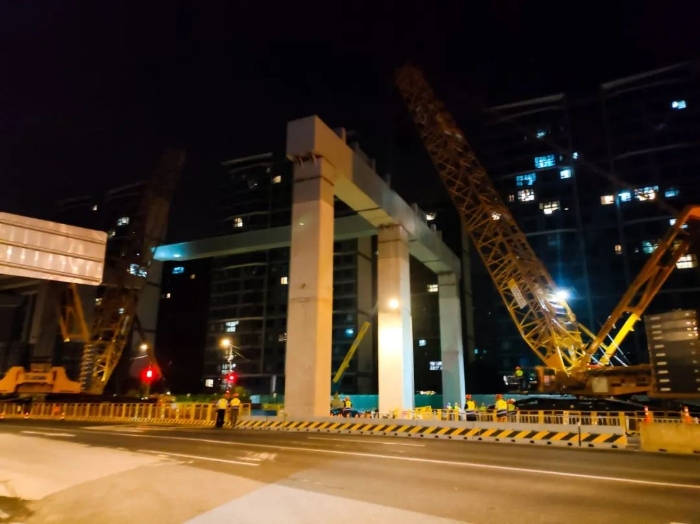 雙機(jī)聯(lián)動(dòng)，毫米操控！徐工XGC11000高效破解高架橋施工難題