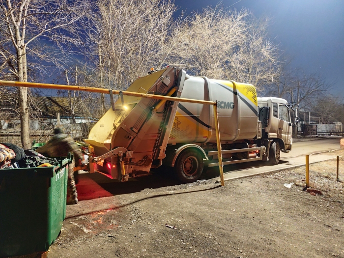 徐工后裝壓縮式垃圾車助力阿斯塔納：高效環(huán)保，助力城市清潔
