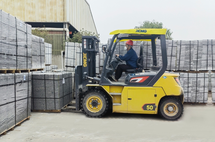 有“石”力！徐工孔雀電動叉車強勢入駐石材廠