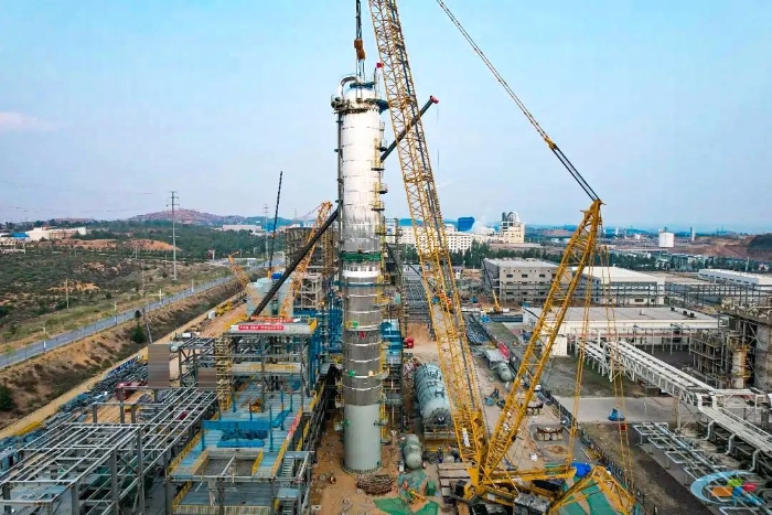 二十載老將再建功！徐工QUY450協(xié)助XGC12000輕松搞定百?lài)嵕s塔